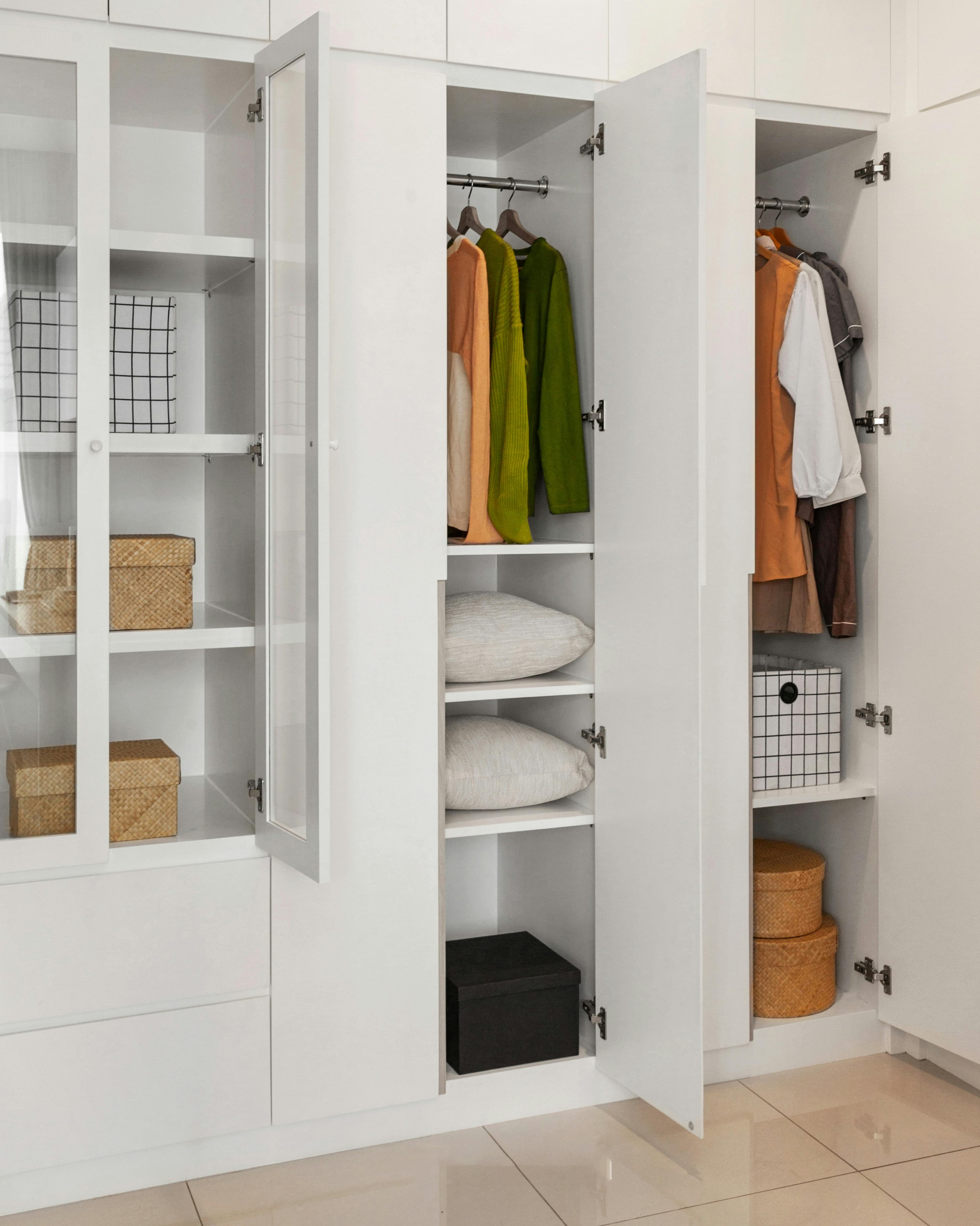 ตู้เสื้อผ้า / ตู้โชว์ — Cabinets & Wardrobes
