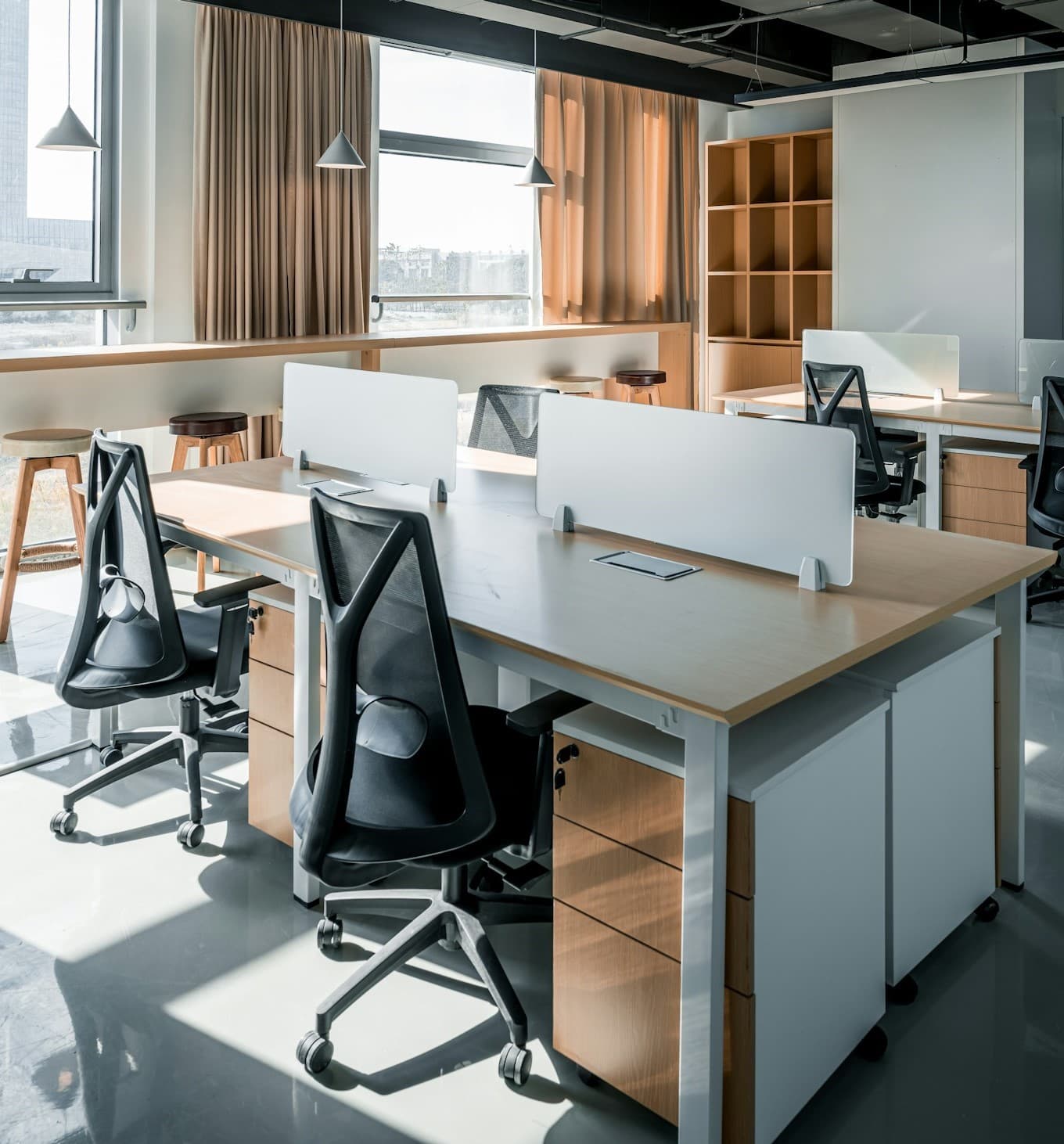 โต๊ะทำงาน / โต๊ะประชุม — Office Desks