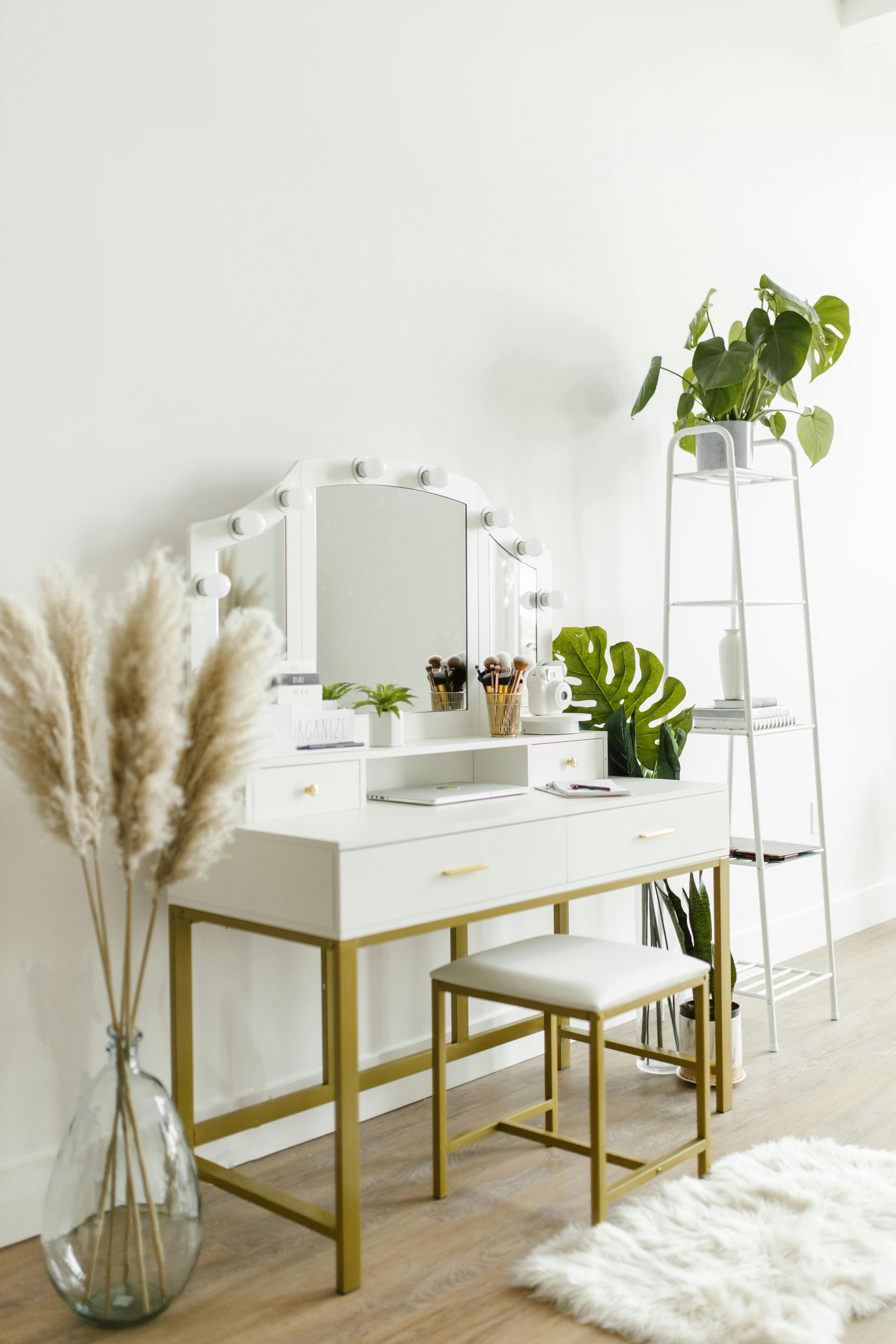 โต๊ะเครื่องแป้ง — Vanity Tables